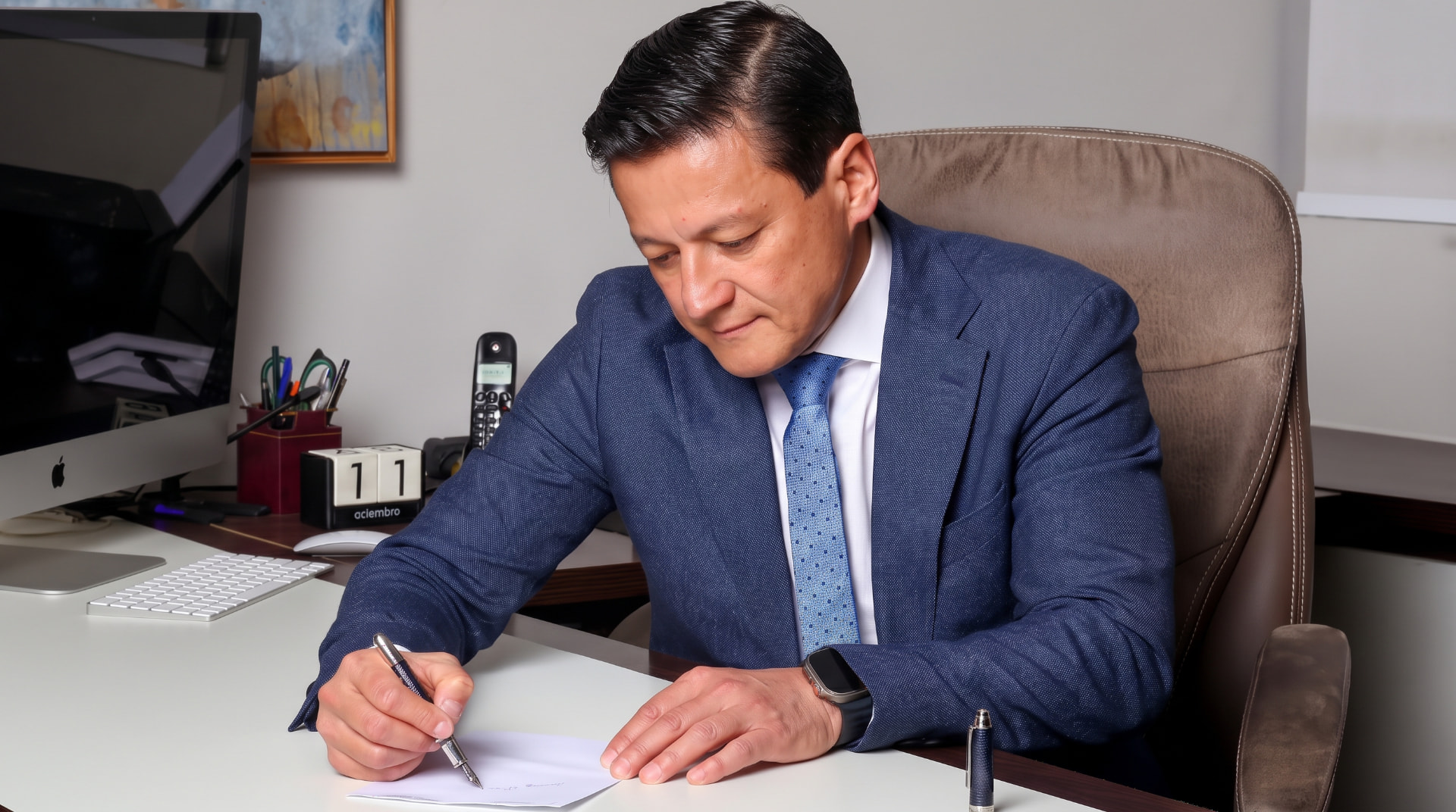 Advogado analisando documentação no escritório