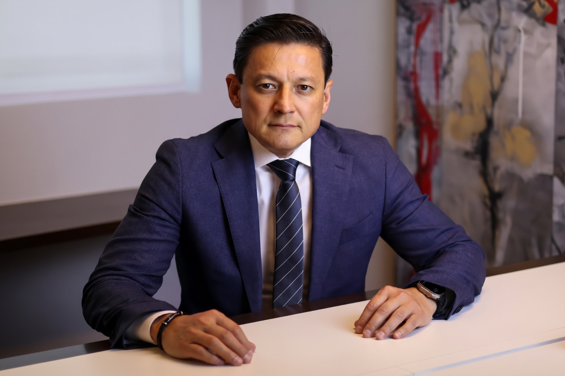 Advogado da Alemany Advogados em seu escritório em Cotia